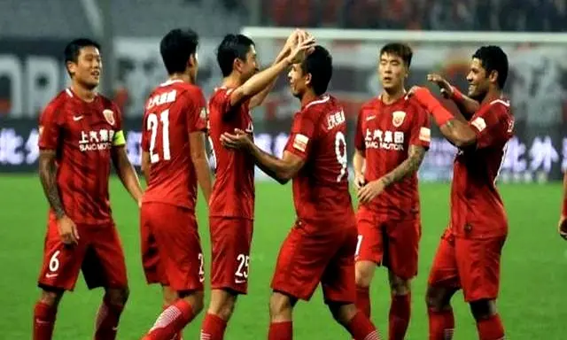 球员们在场, 欢呼声此起, yid